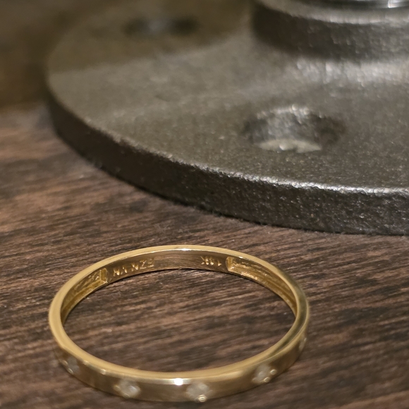 14k Gold Ring w/ 5 Diamonds - Size 9 - Picture 5 of 9